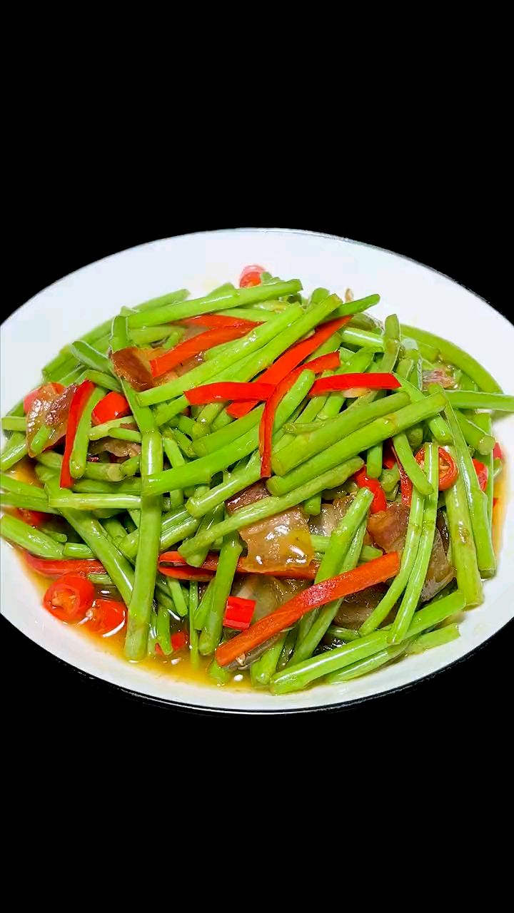 这道芦蒿炒腊肉你要是学会了,全家都夸你是大厨!老好吃了#炒腊肉