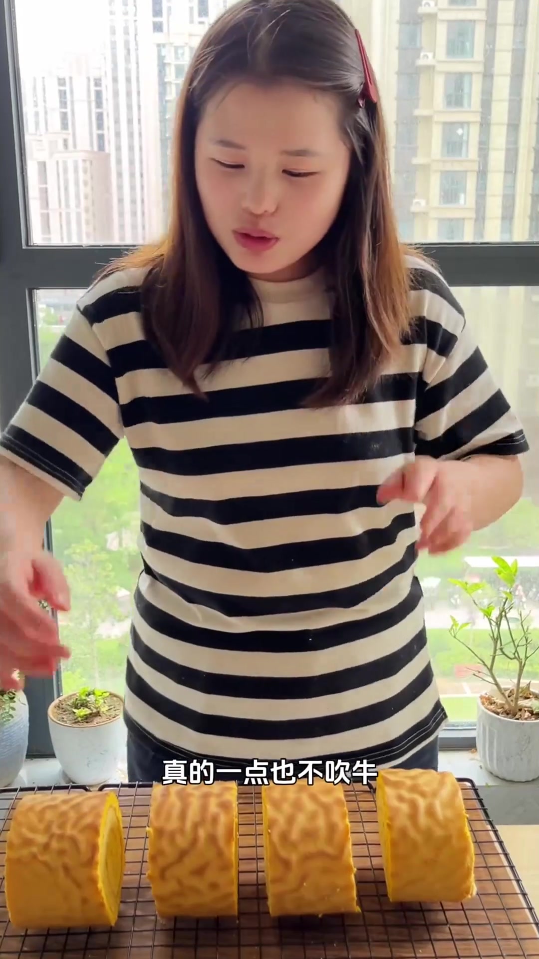 虎皮蛋糕卷其实只要注意几个小细节就不会出现开裂、掉皮、回缩