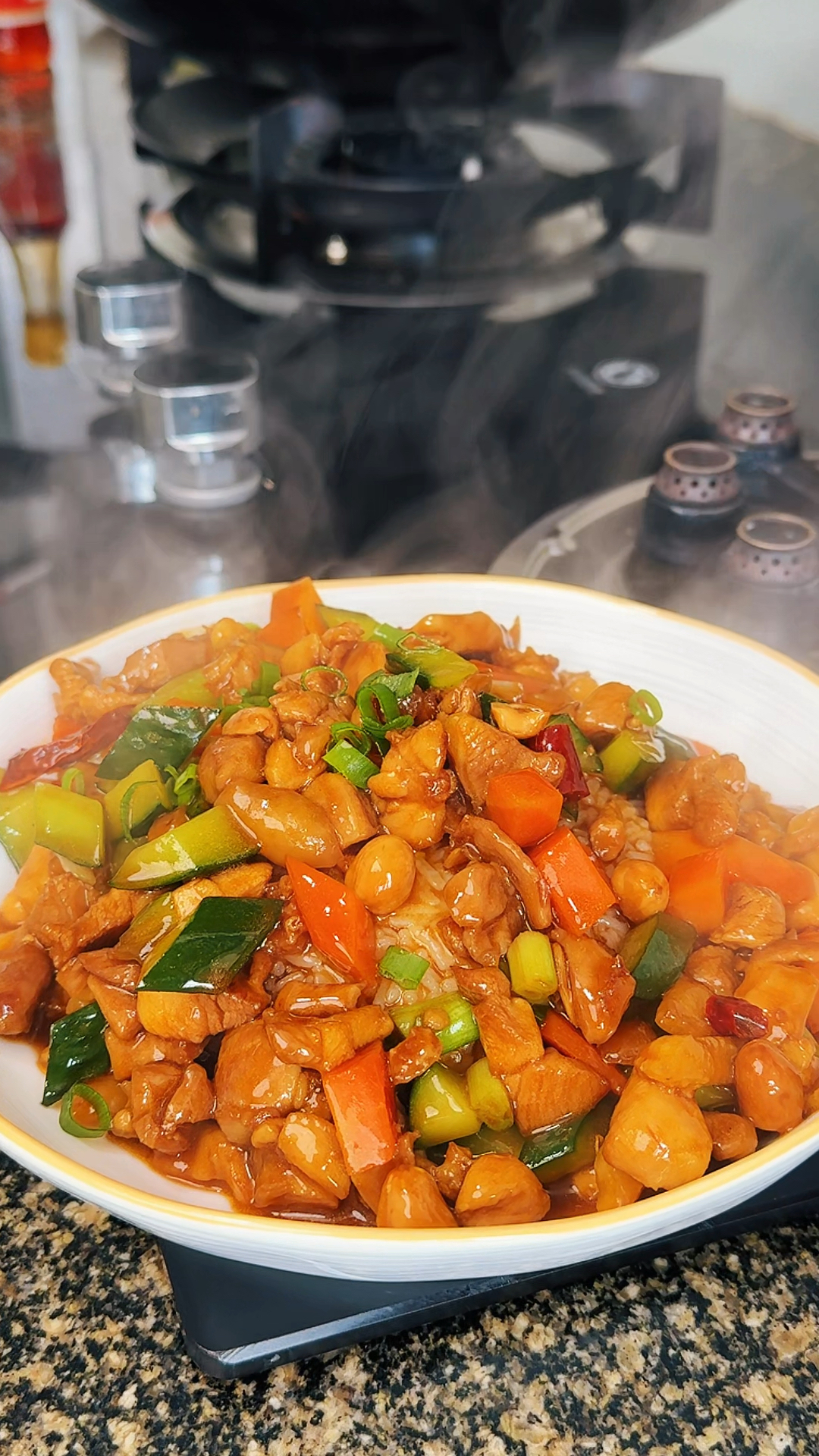 宫保鸡丁盖浇饭。