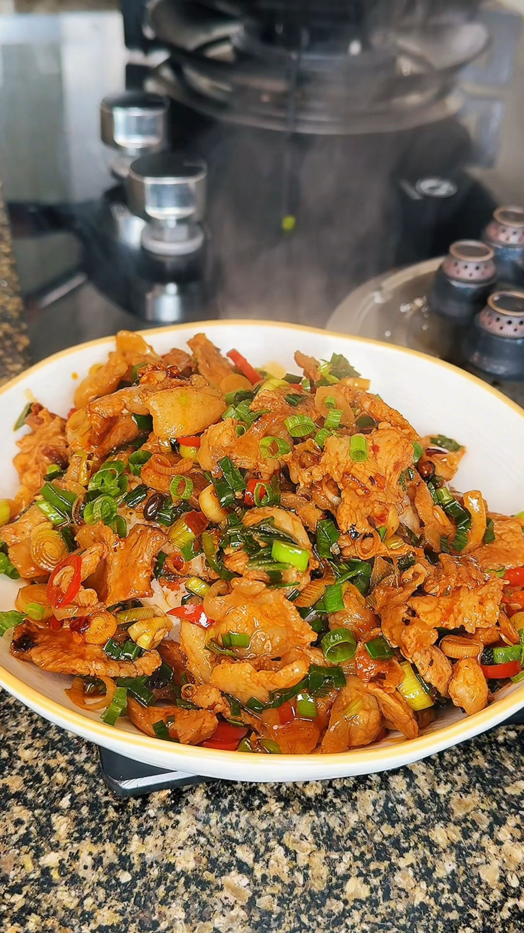 蒜苗小炒肉盖浇饭