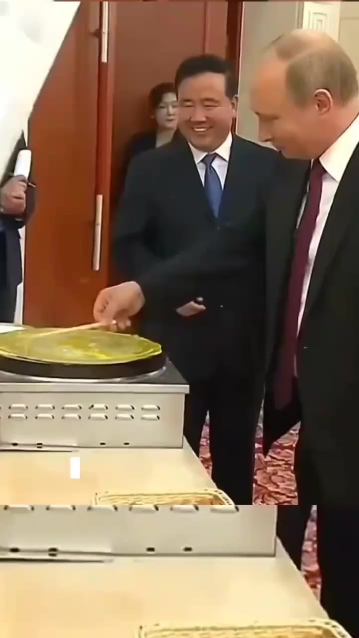 普京体验中国美食:亲自穿上围裙动手制作