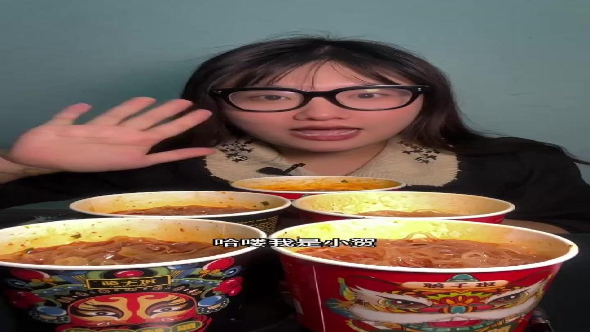 不想吃饭来5桶酸辣粉，酸酸辣辣的好开胃