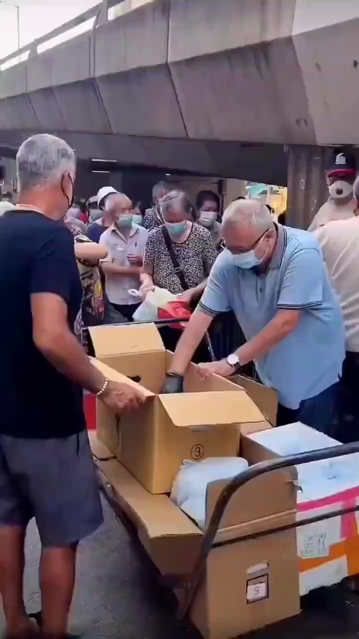 香港街头,居民排队领取免费盒饭