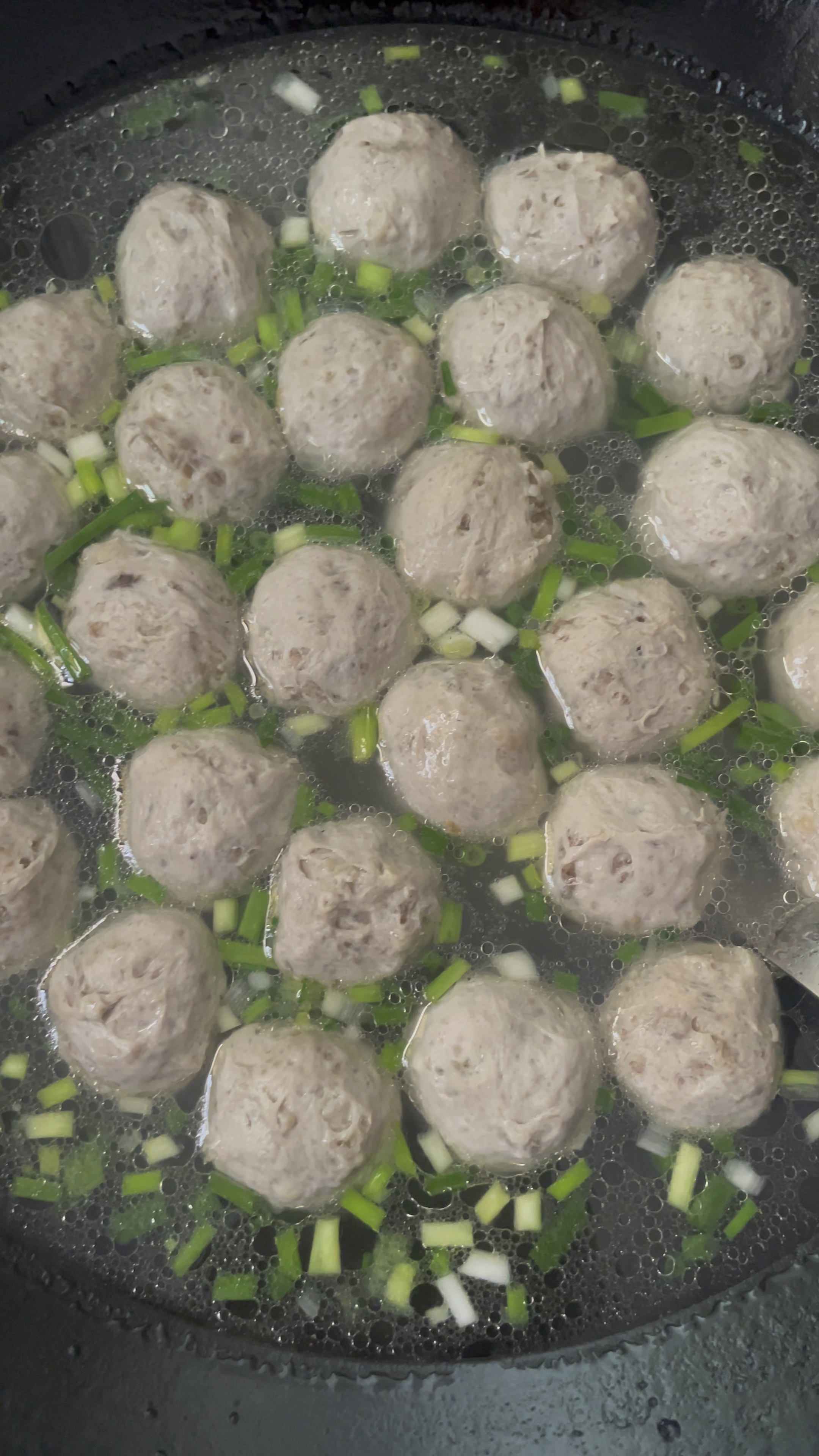 今天在家给孩子们做个牛肉丸汤,吃的特别香,个个弹牙爆汁