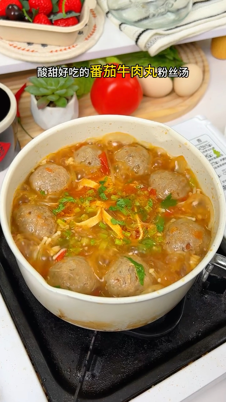 牛肉丸百分之93牛肉含量,掰开都能看到肉丝纹理,颗颗真材实料