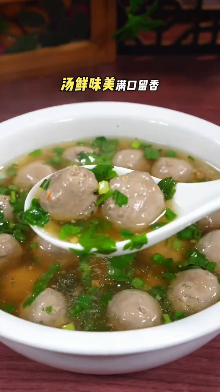 潮汕牛肉丸，是我家里冰箱常备的，平时煮早餐煮汤煮火锅都可以