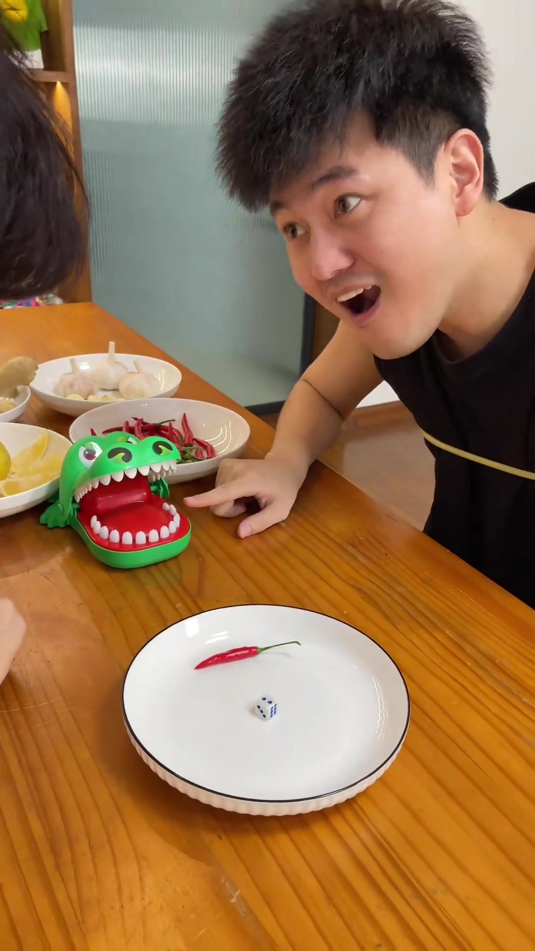 鳄鱼拔牙挑战美食版
