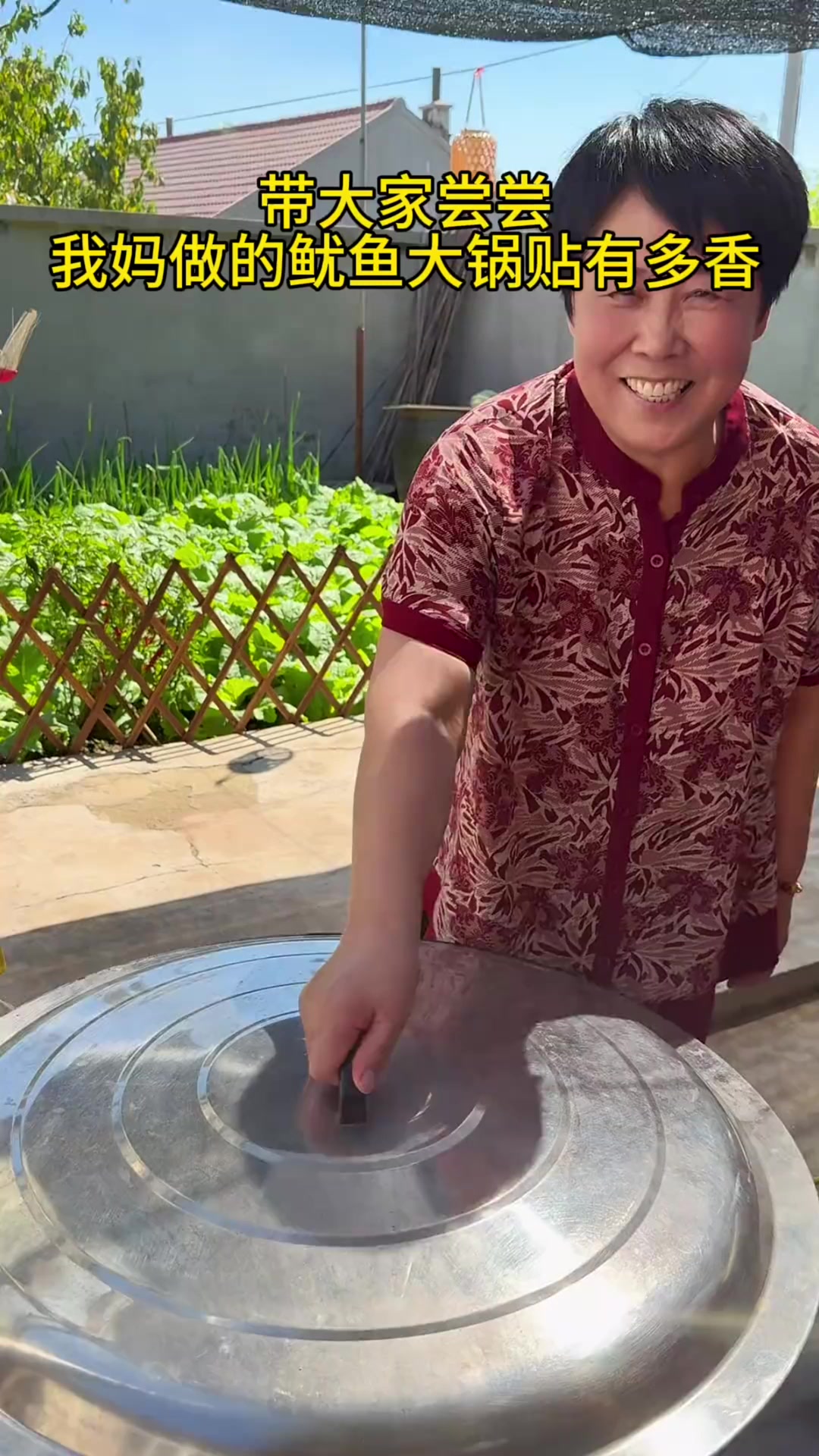 一整个新鲜的鱿鱼锅贴,咬一口真的太鲜太香了