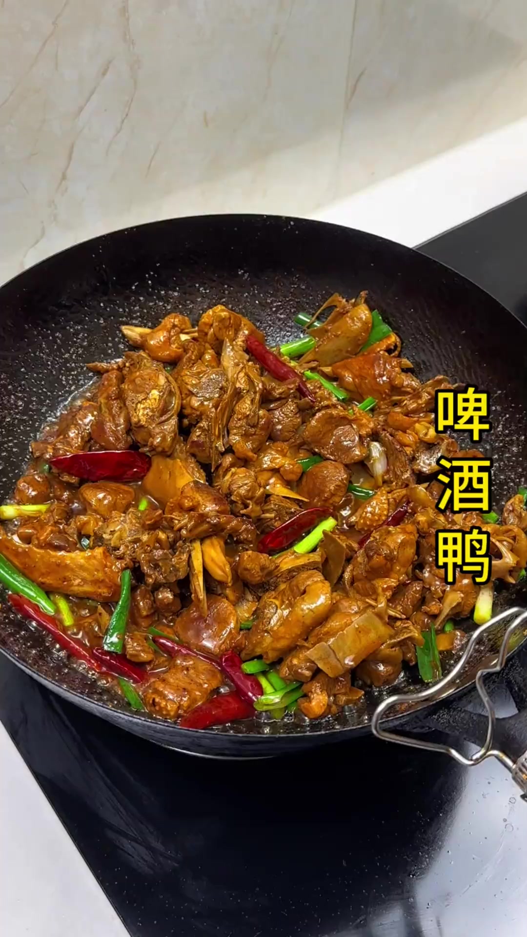 鸭子买回来这样做，鸭肉鲜香入味，香辣过瘾，光汤汁拌饭就能吃三大碗