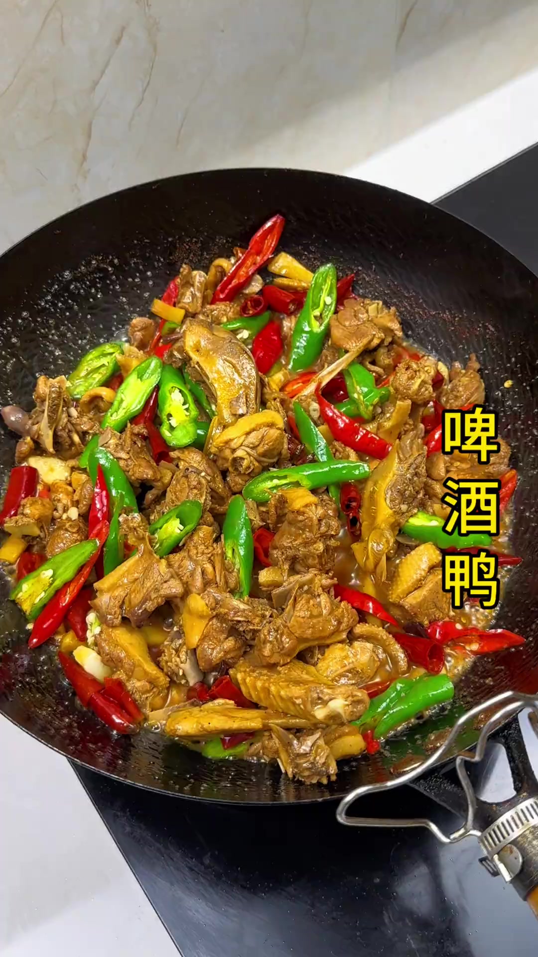 这样做的啤酒鸭，鸭肉香辣入味，汤汁鲜美拌饭吃能干三大碗