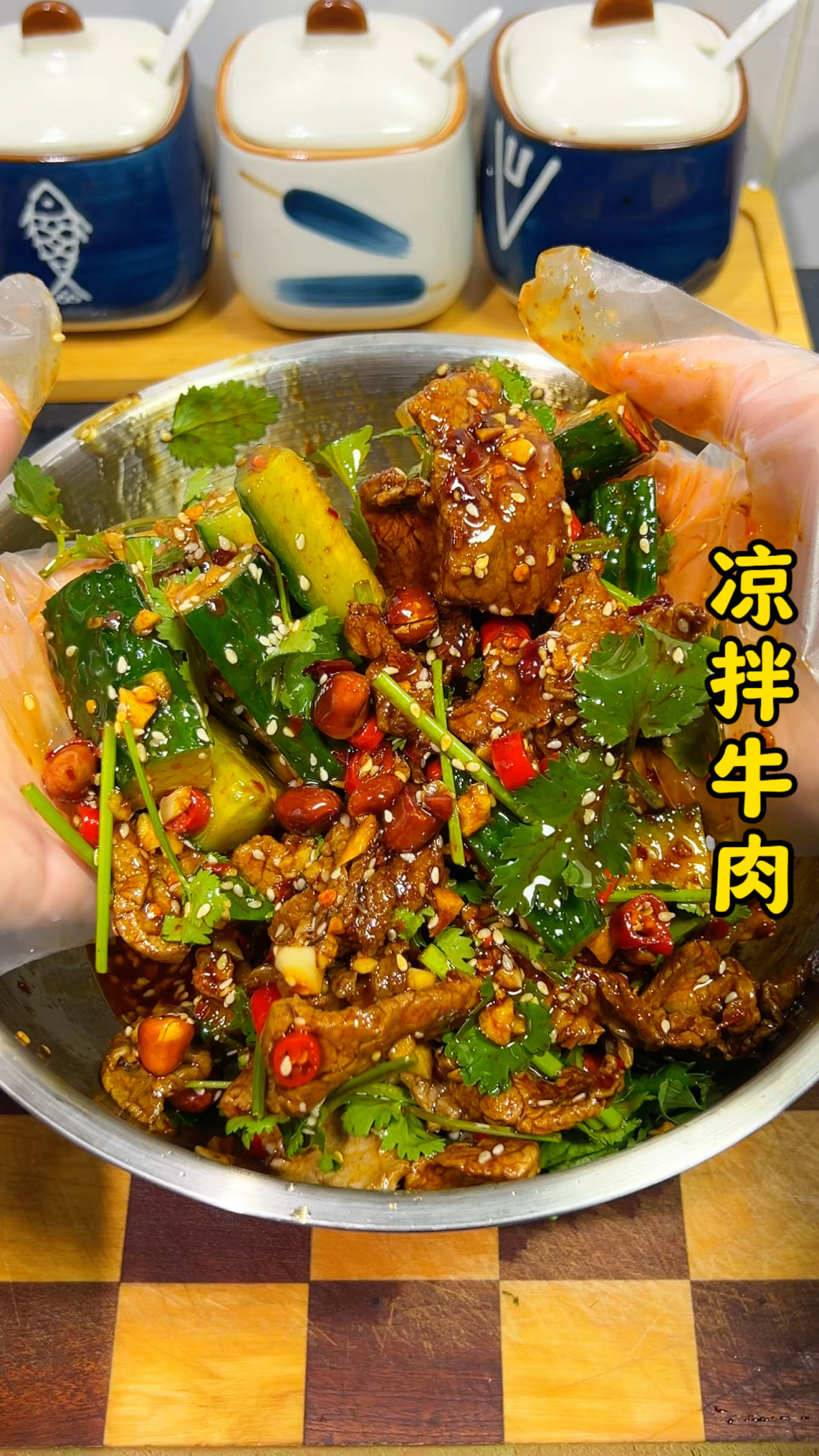 5分钟快手菜!凉拌牛肉鲜嫩够味,酸辣酱汁裹满肉片,清爽不油腻