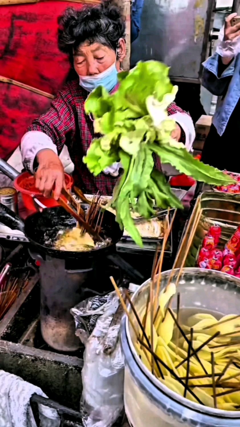 农家阿姨做油炸青菜