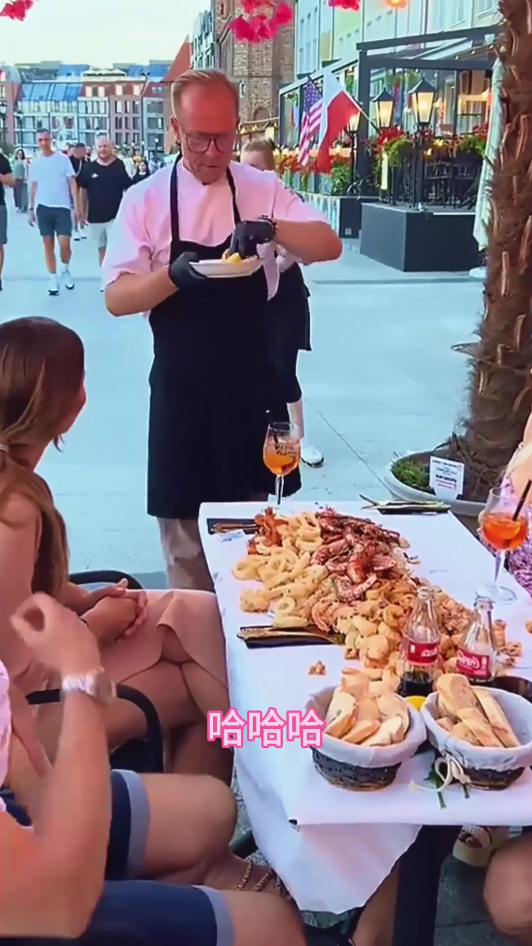 服务员上菜方式，总感觉似曾相识