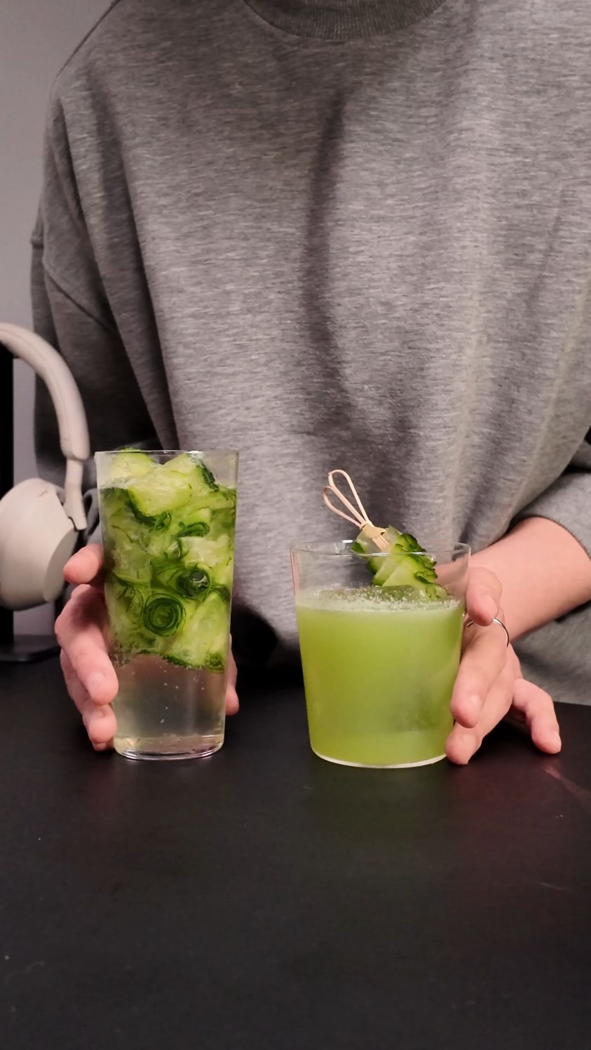 用一根黄瓜。调两杯鸡尾酒。