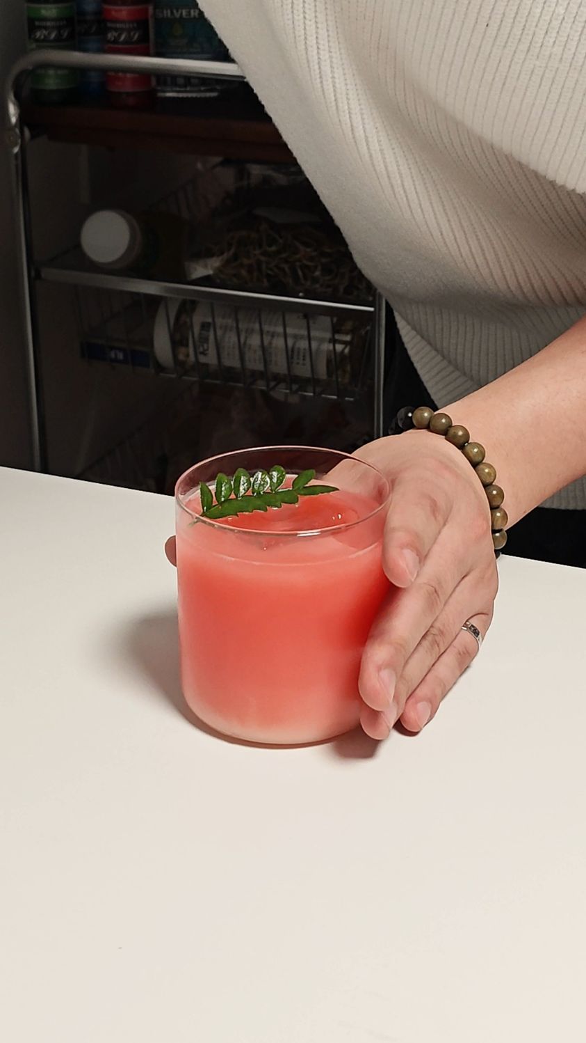 粉红朋克红色鸡尾酒