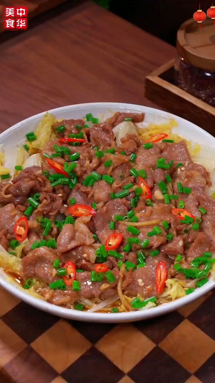 白菜蒸猪肉是一道经典的传统名菜，深受大家的喜爱 ！