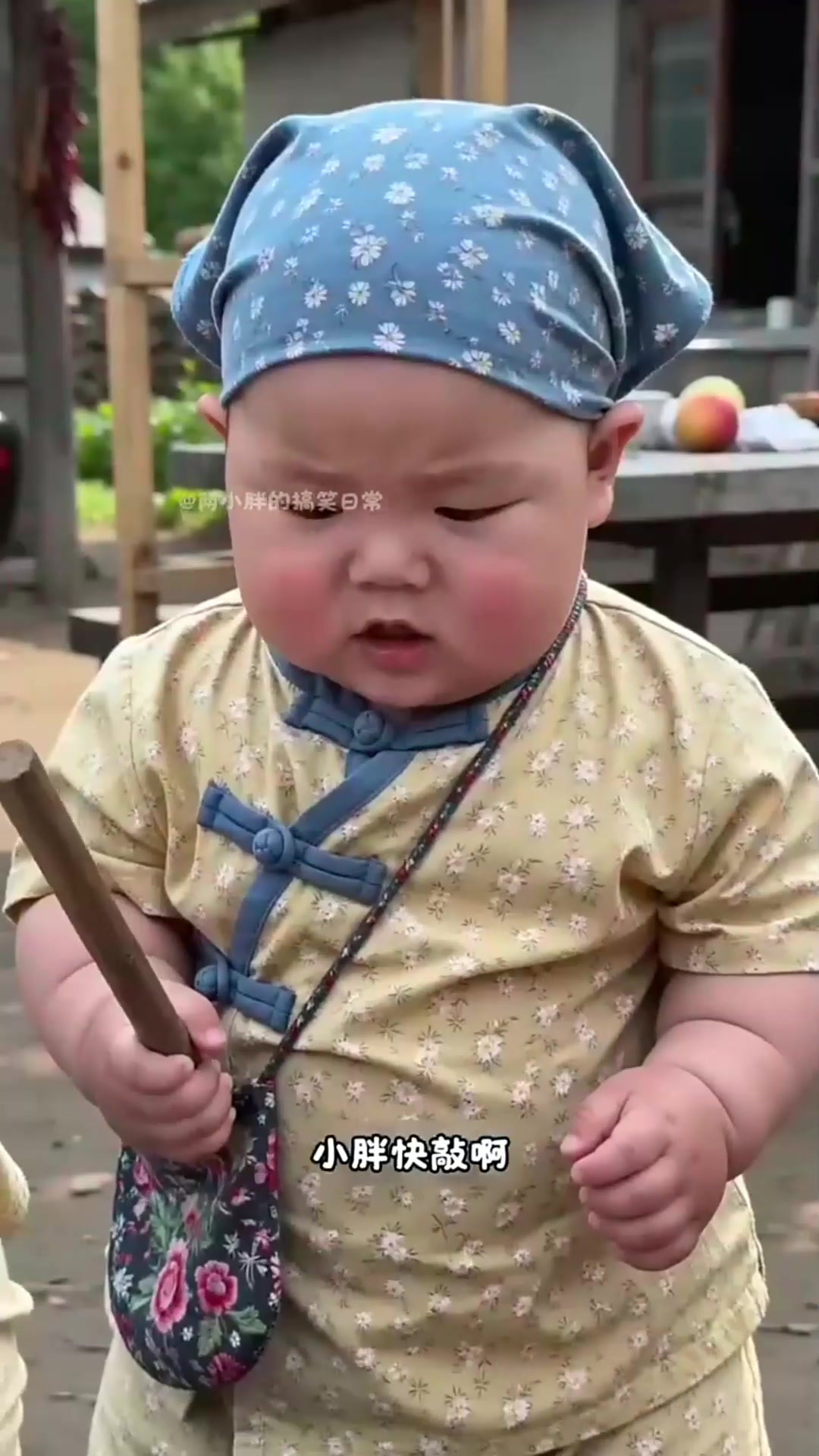 萌娃上演杀鱼大戏，表情包笑翻全场！