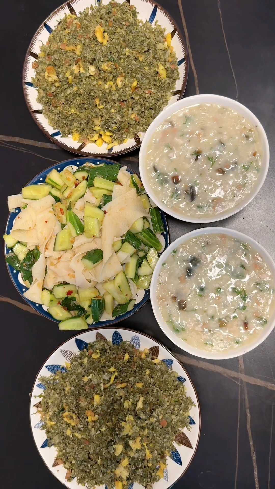 蒸了一锅胡萝卜缨，还做了一锅皮蛋瘦肉粥，咸香适中，清淡不油腻