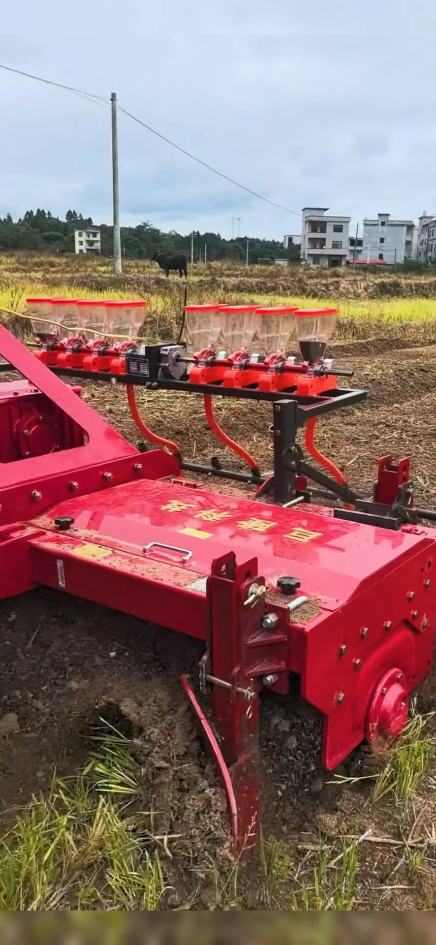 蔬菜播种机安装在旋耕机后面