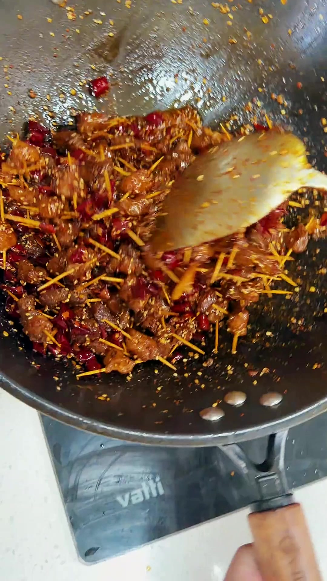 教你做麻辣干香的牙签肉 18元的梅花肉做一大盘 经典下酒菜