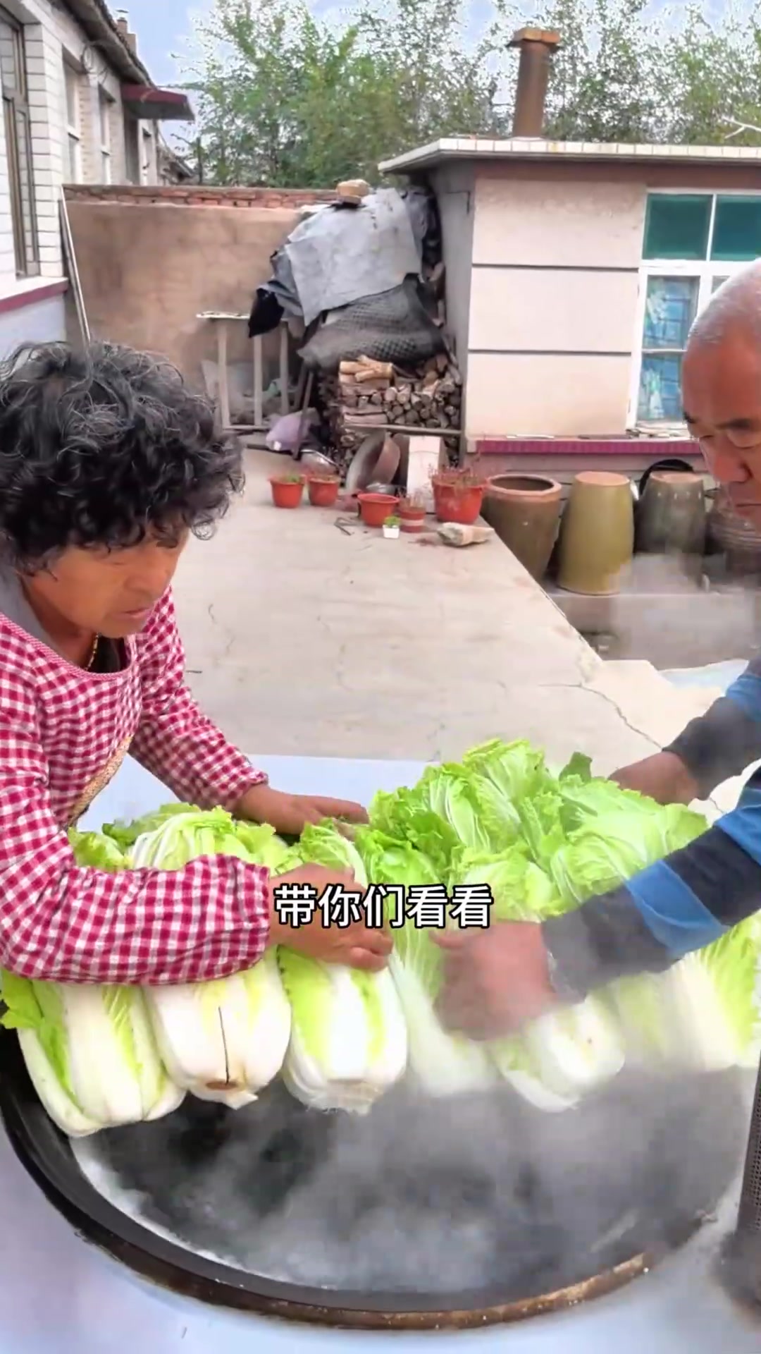 享受惬意的农村生活，老妈儿今天腌东北老式酸菜