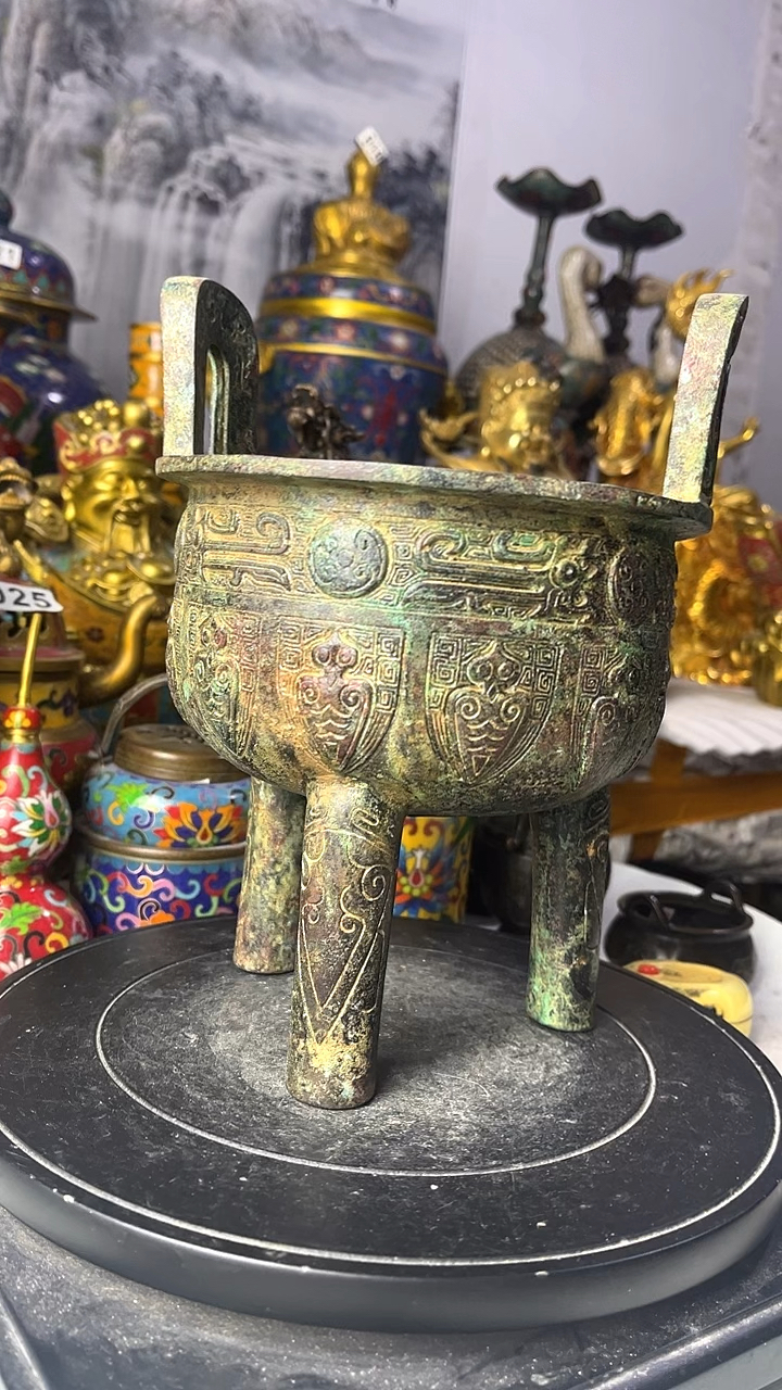 青铜器三足蝉纹鼎