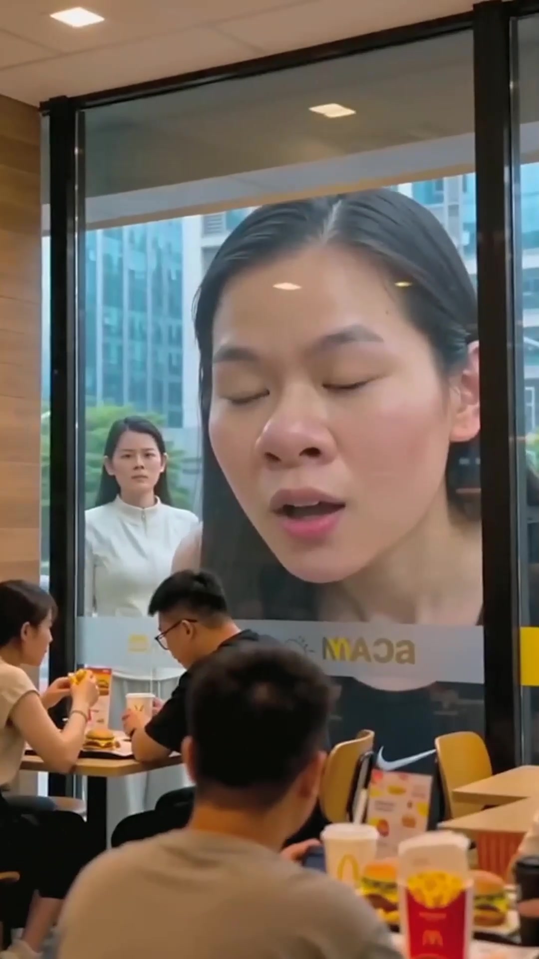 麦当劳惊现巨型汉堡，顾客秒变表情包！