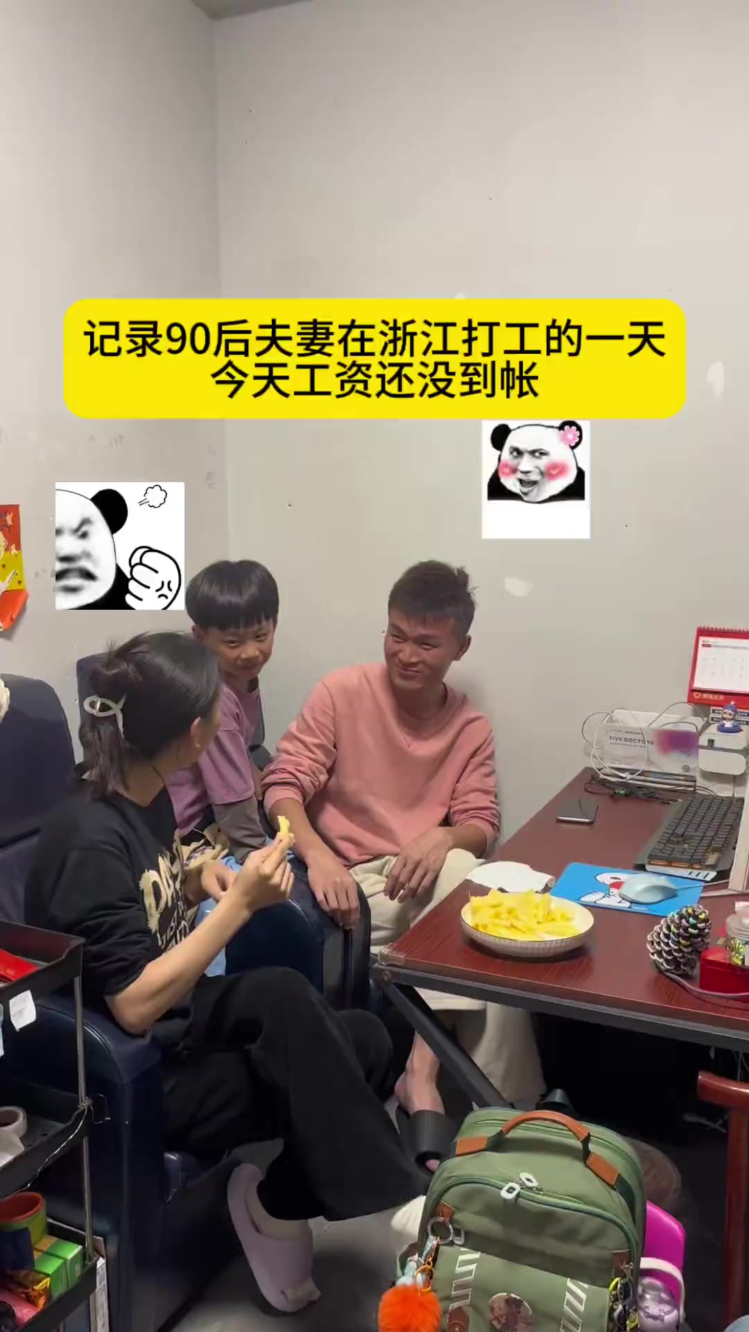 打工人准时上班下班,同事又投喂一大堆土豆。晚上简单做个黄瓜炒毛豆火腿、手撕包菜,过日子主打