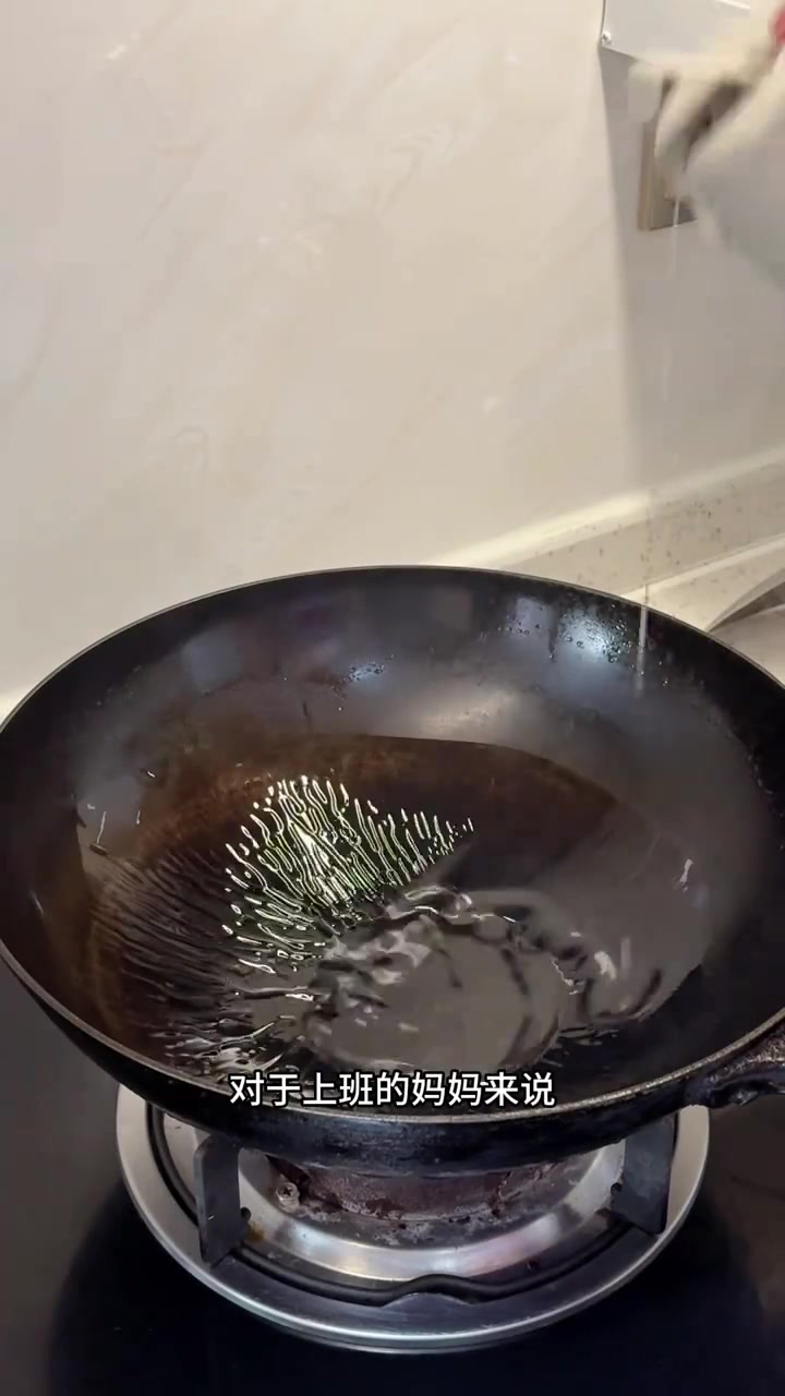 初中生没有午托，回家给他做喜欢的饭菜。 午餐：土豆丝盖浇饭、