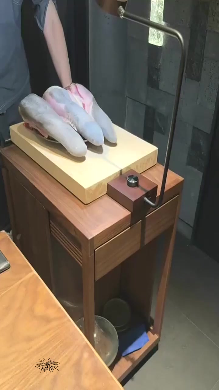 蓝龙虾尾登场，100块一刃谁懂！