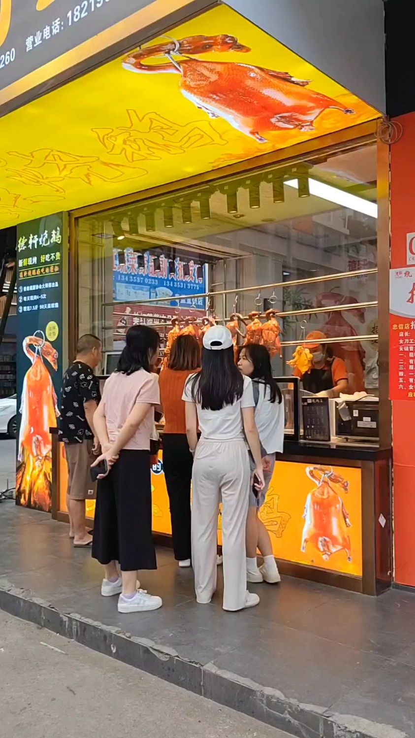 回家过年的年轻人越来越多了,德轩烧鹅王。越来越多人