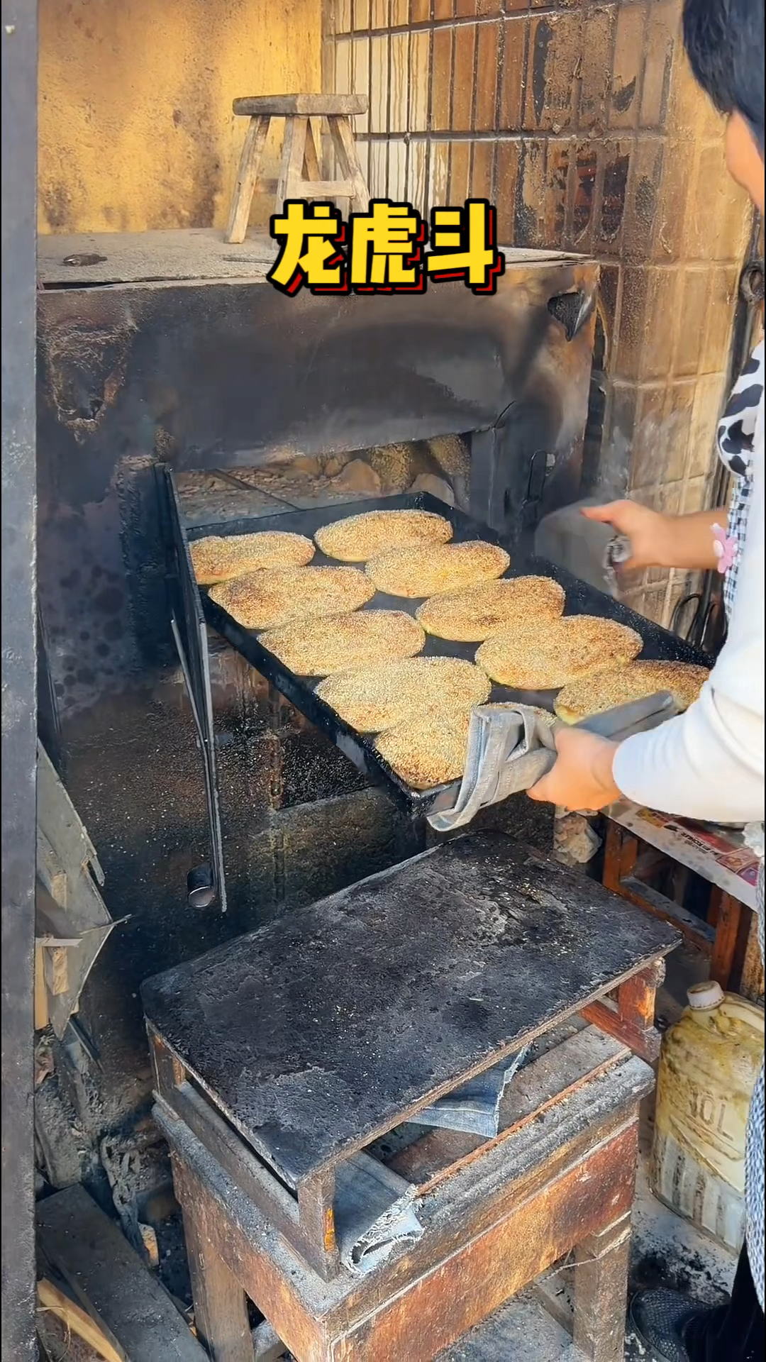 兴化街头的龙虎斗大烧饼,好奇妙的味道