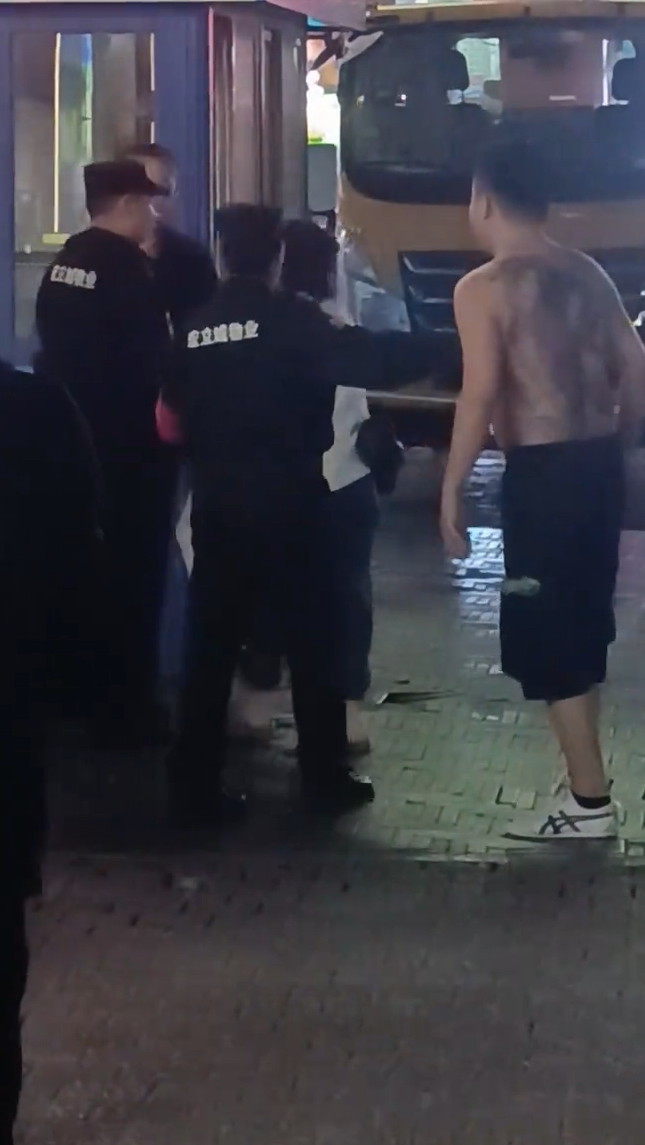 纹身小哥不要太冲动啊,和气生财