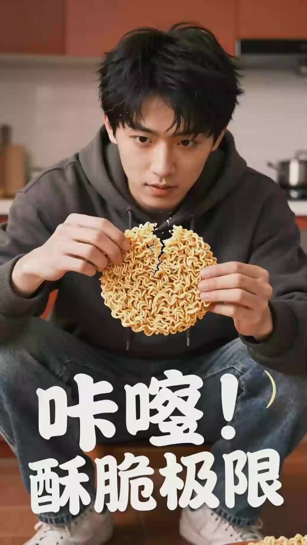 掰开方便面饼的咔嚓，油炸面饼更脆