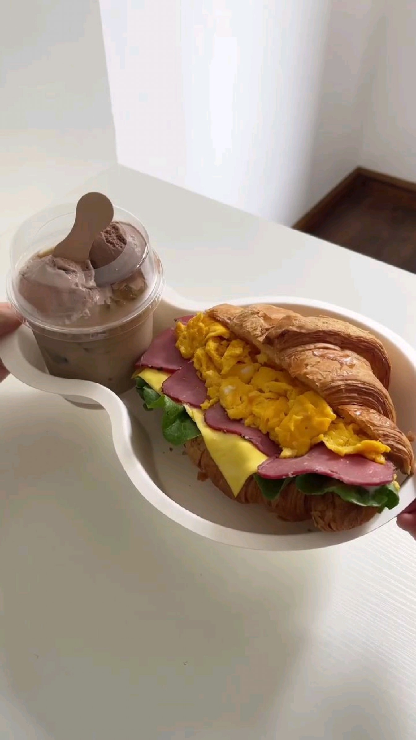 早餐日记|滑蛋牛肉芝士可颂+冰淇淋拿铁,超元气~
