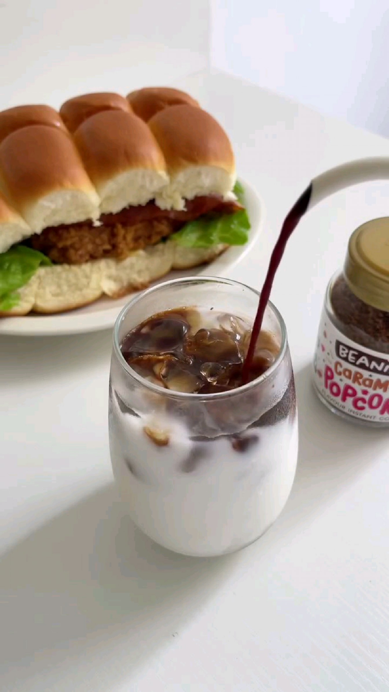 早餐来份超大鸡排火腿堡|满满芝士,超香的!