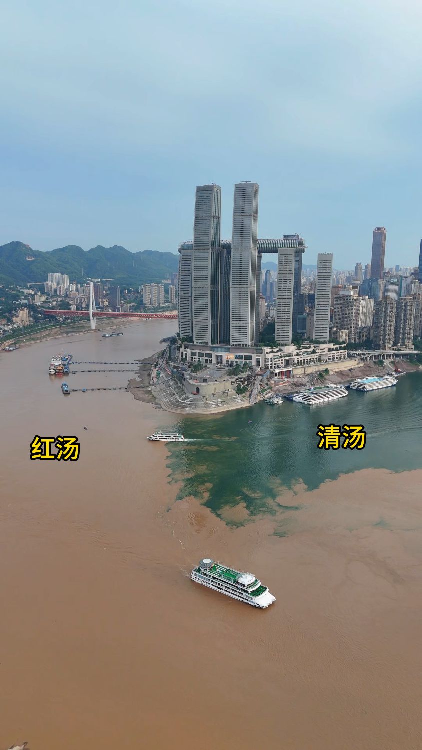 重庆两江交汇处再现“鸳鸯锅”奇观,一清一浊,界线分明。
