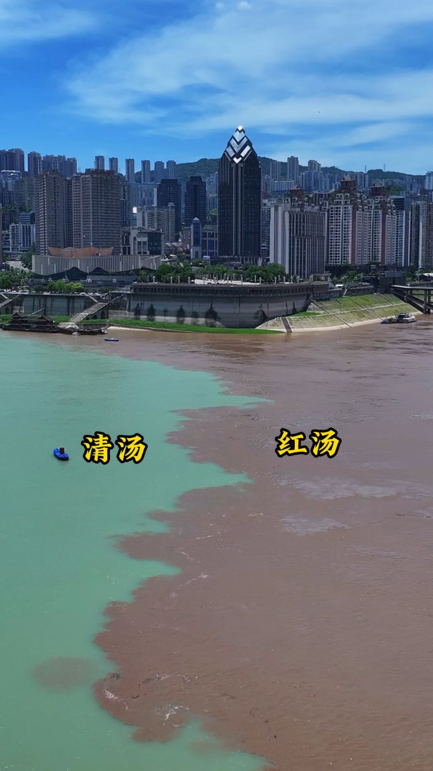 重庆涪陵两江交汇处再现鸳鸯锅奇观,一清一浊,互不干扰。