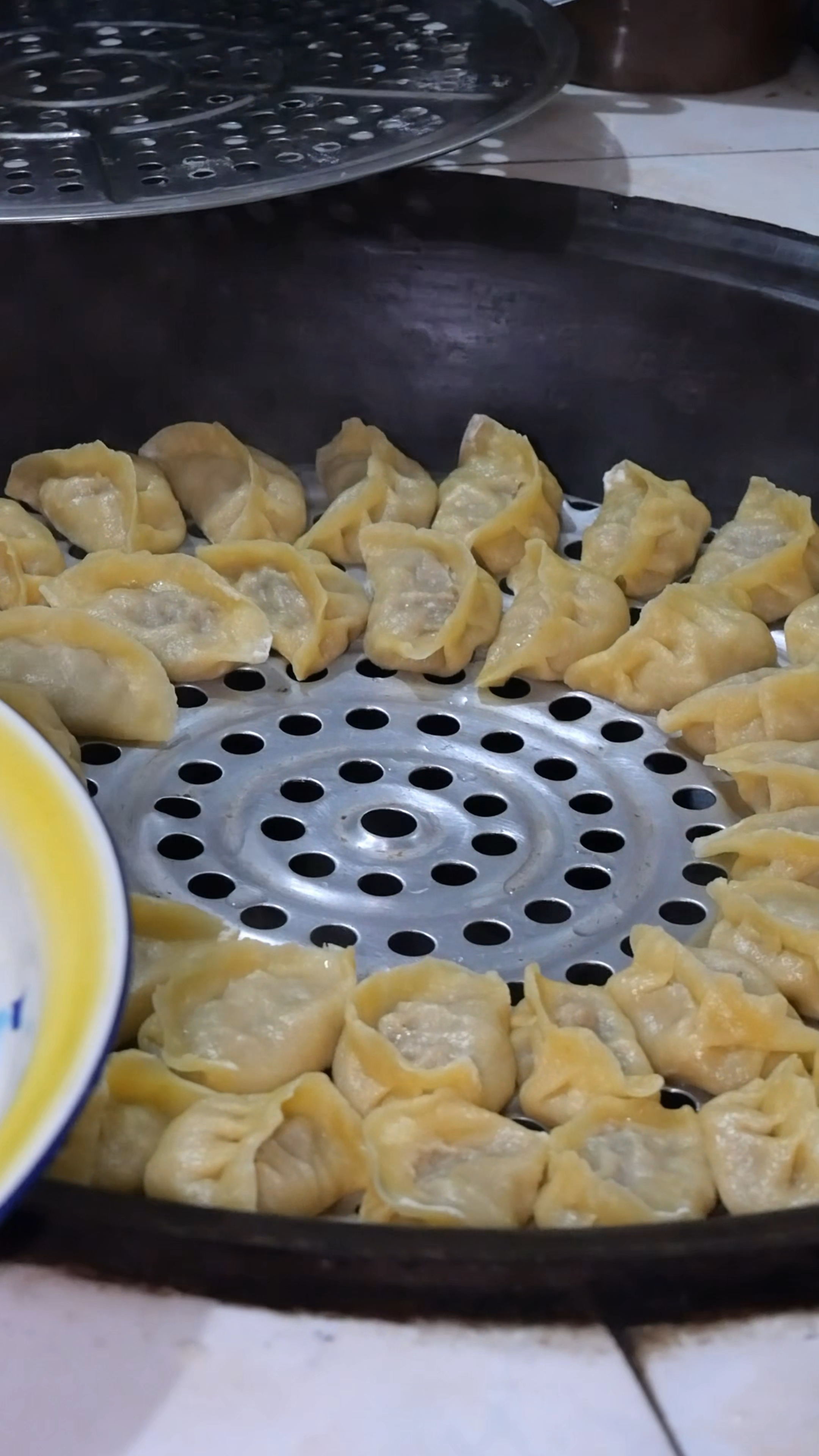 东北美食玉米面皮包冬瓜猪肉馅饺子,大锅蒸好香气扑鼻!贼鲜!