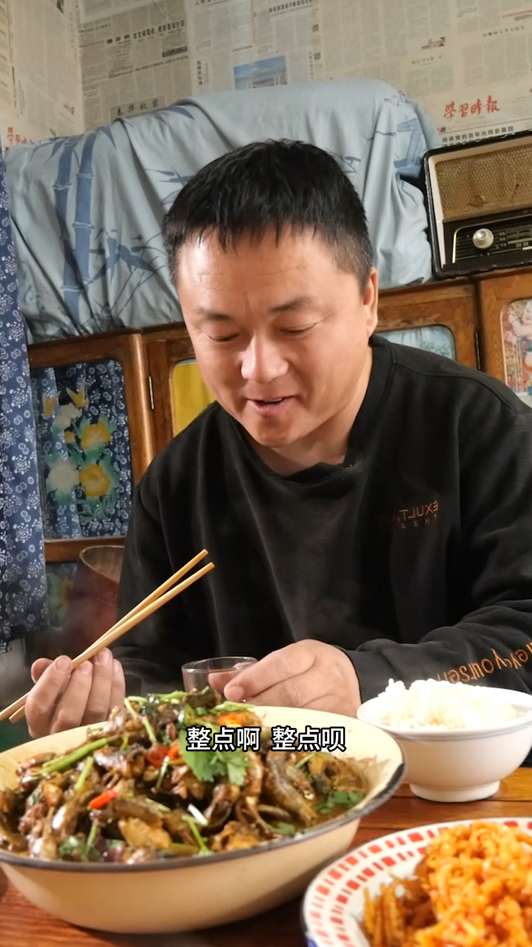 解锁东北家常饭正确打开方式：炖杂鱼+捞饭+蘸酱菜，地道又解馋