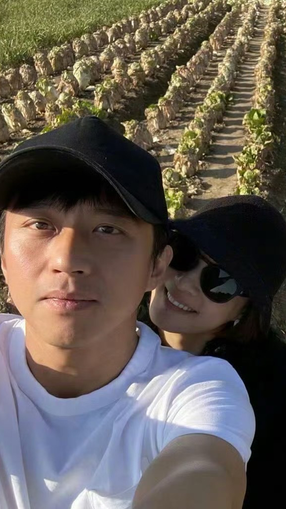 模范夫妻无疑,邓超卡点庆祝结婚16周年,孙俪为老公织围脖