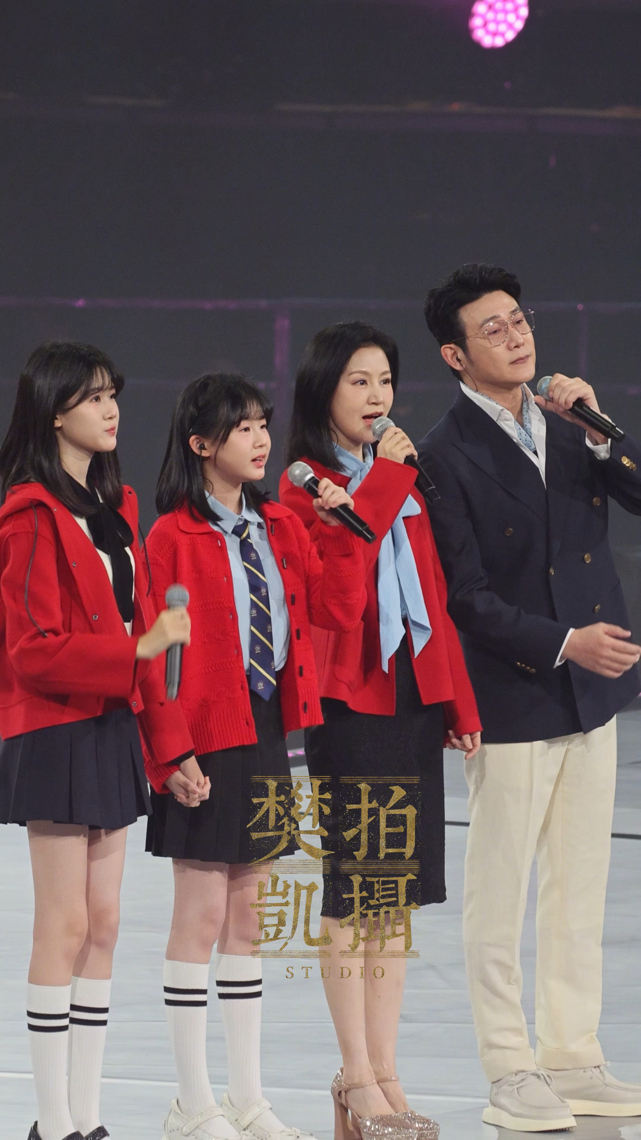 新年幸福团圆的陆毅鲍蕾一家，明星家庭里令人羡慕的一家人