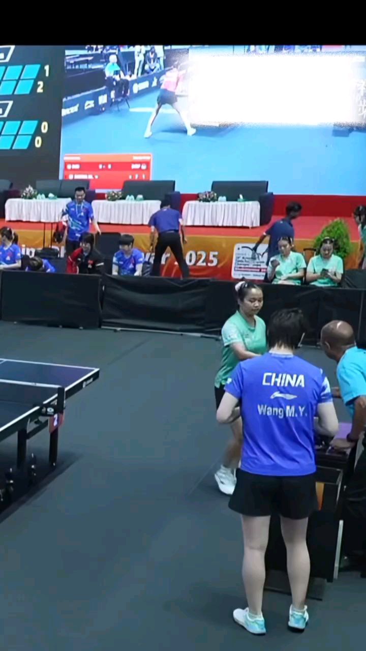 是我们爱干净的王小鱼小盆友了！ 热身前看她急匆匆跑回去拿小垫