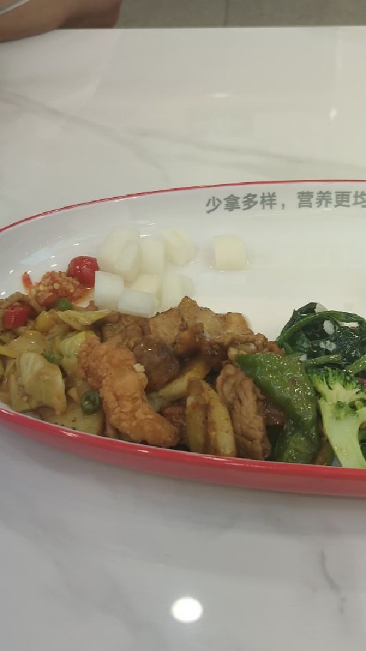 深圳11块钱的快餐,还是按重量算钱的,大家说挣了还是亏了