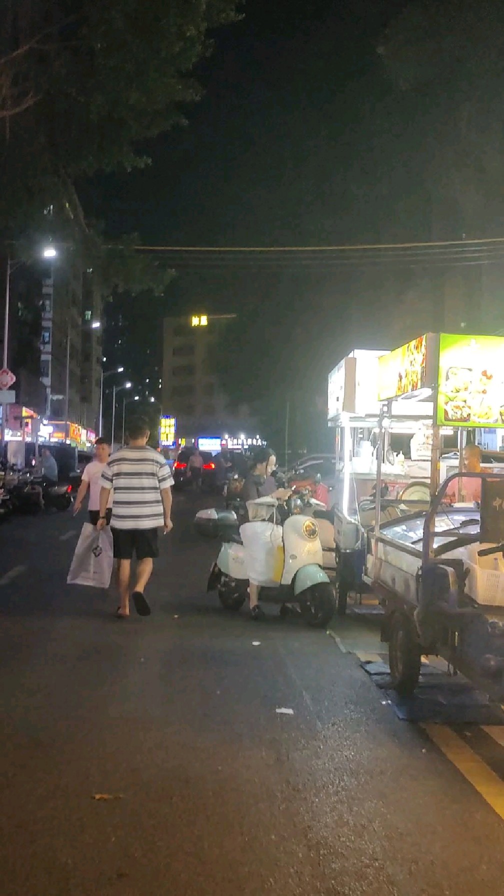 每个人都是今年赚钱难,看看深圳街头,摆地摊有多火爆就知道了
