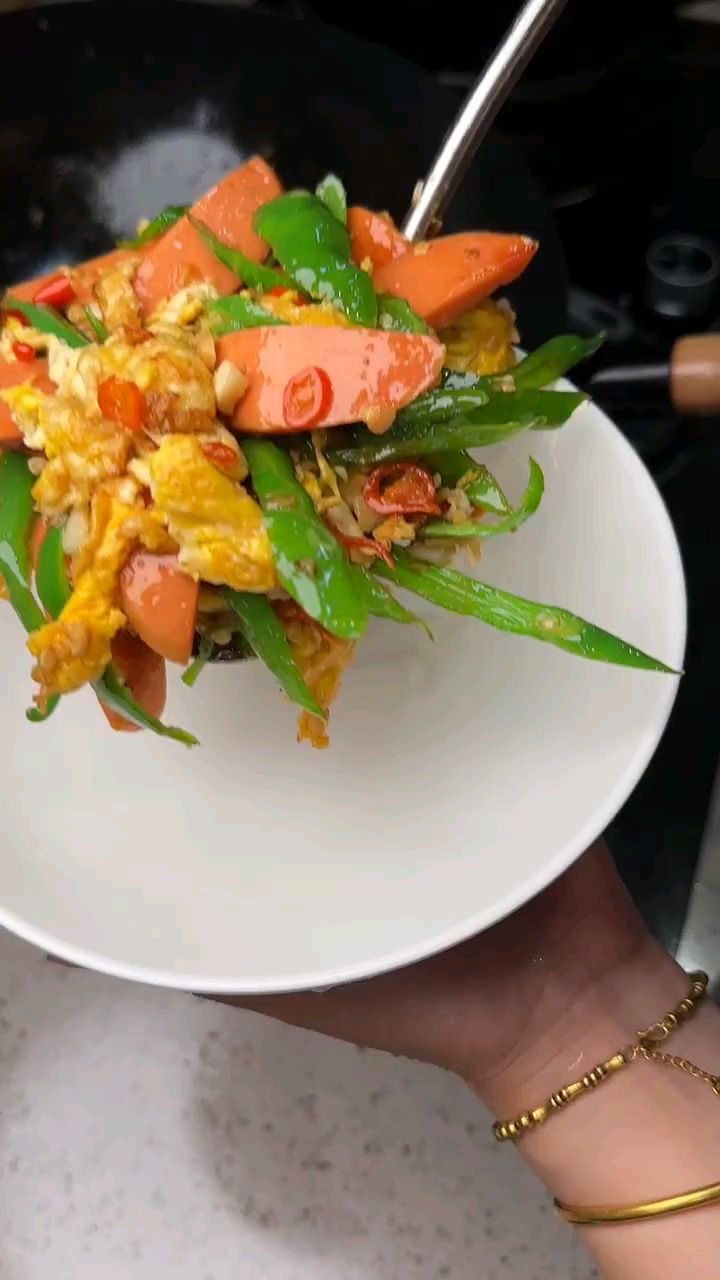 超香超下饭的青椒火腿炒鸡蛋的做法
