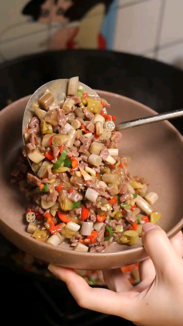 这个酸辣藕尖炒牛肉丁太好吃了，很下饭