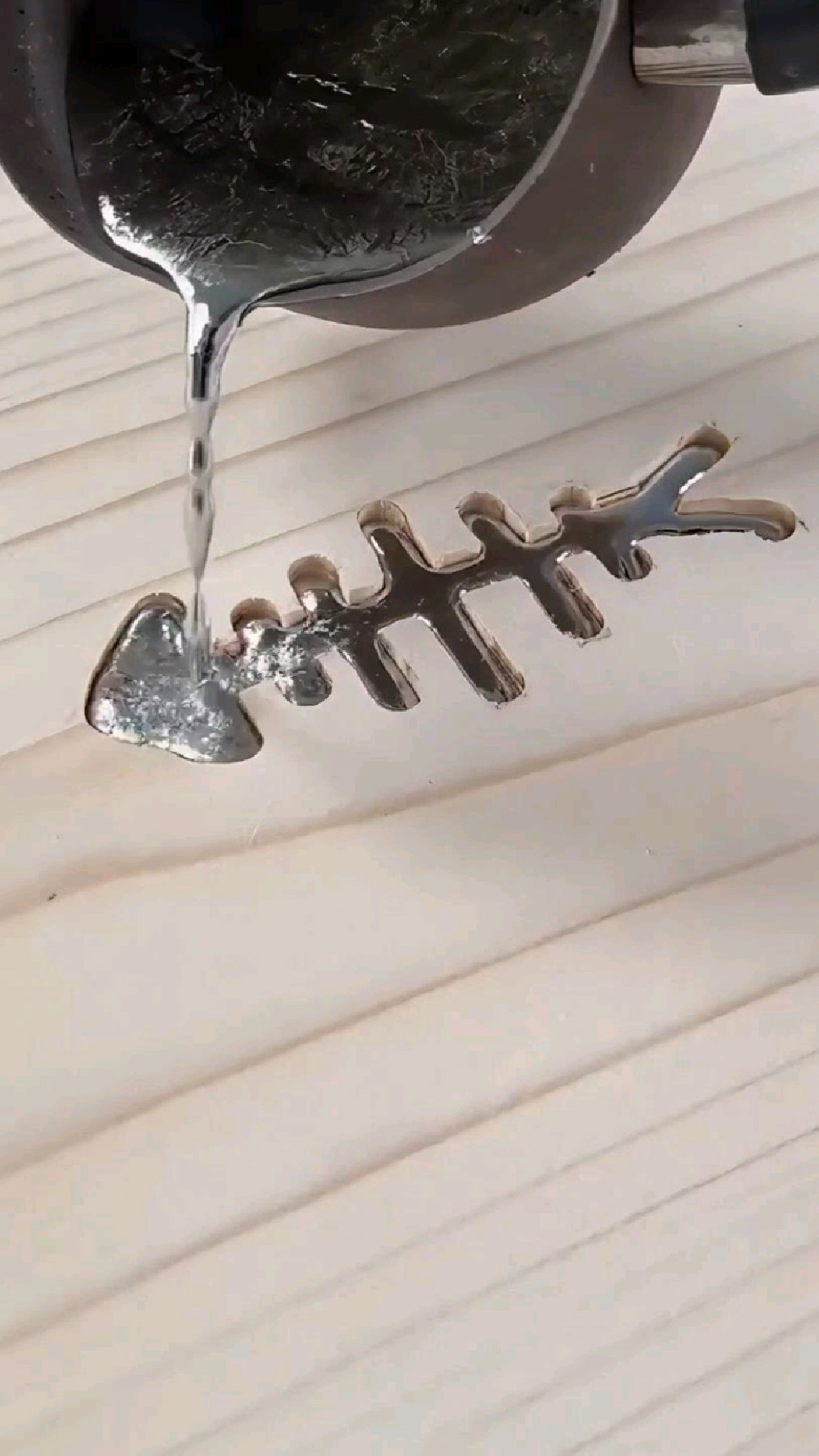 如何在10万元昂贵的桌子上制作一个鱼骨logo?