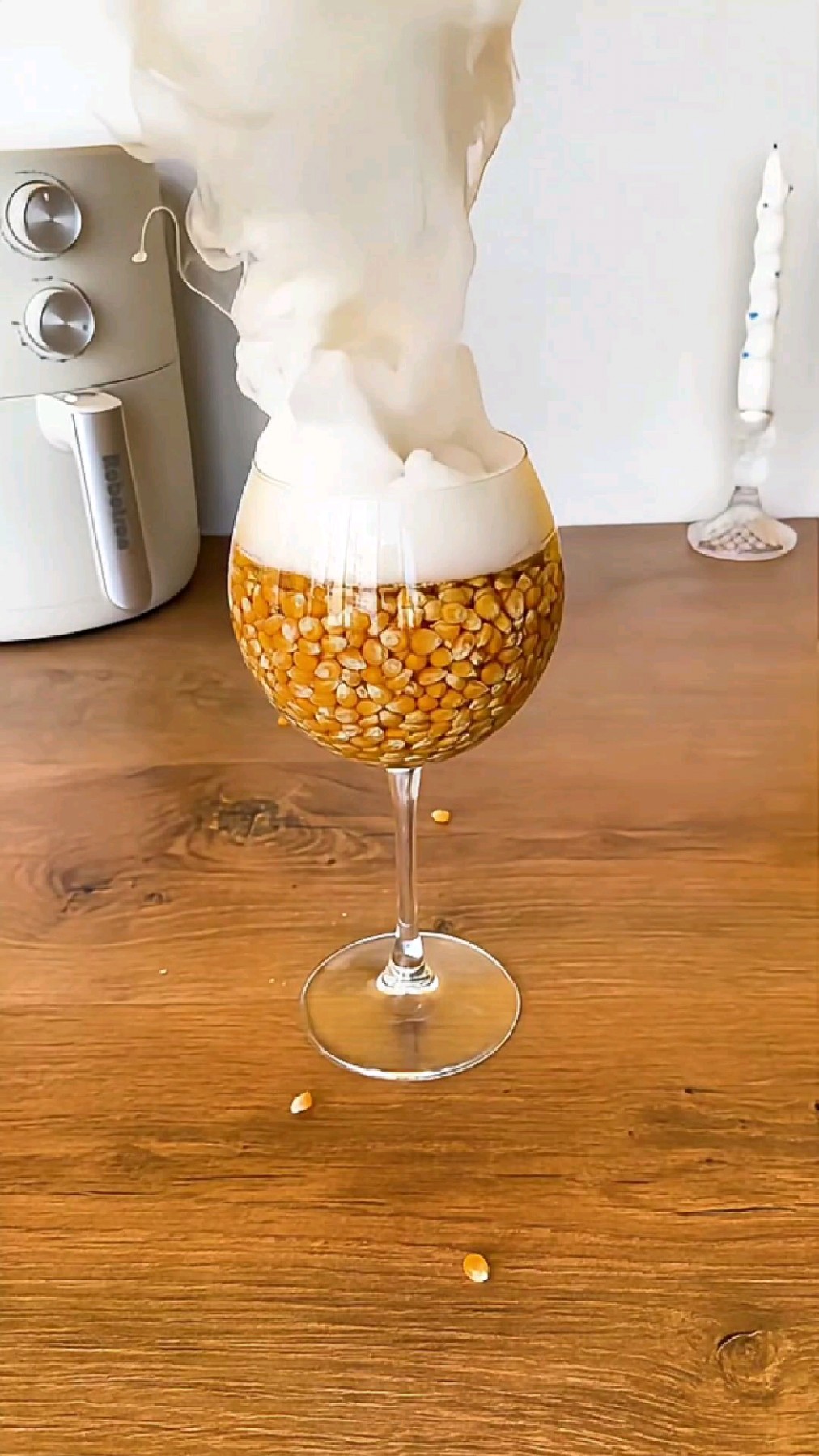 如何在家用杯子制作出一杯爆米花?