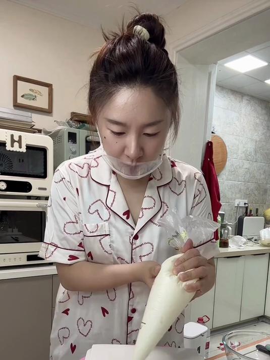 今天做了个奶油霜裱花蛋糕,我这技术希望不要被嫌弃